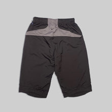画像をギャラリービューアに読み込む, 2005’s Nike black / gray tiered shorts