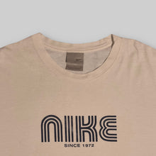 画像をギャラリービューアに読み込む, Nike white tee since 1972
