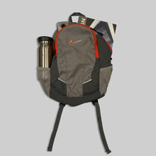 画像をギャラリービューアに読み込む, Nike small orange swoosh backpack
