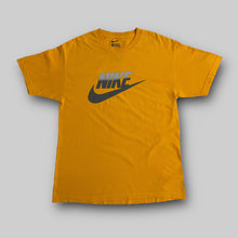 画像をギャラリービューアに読み込む, Nike center logo yellow Tee
